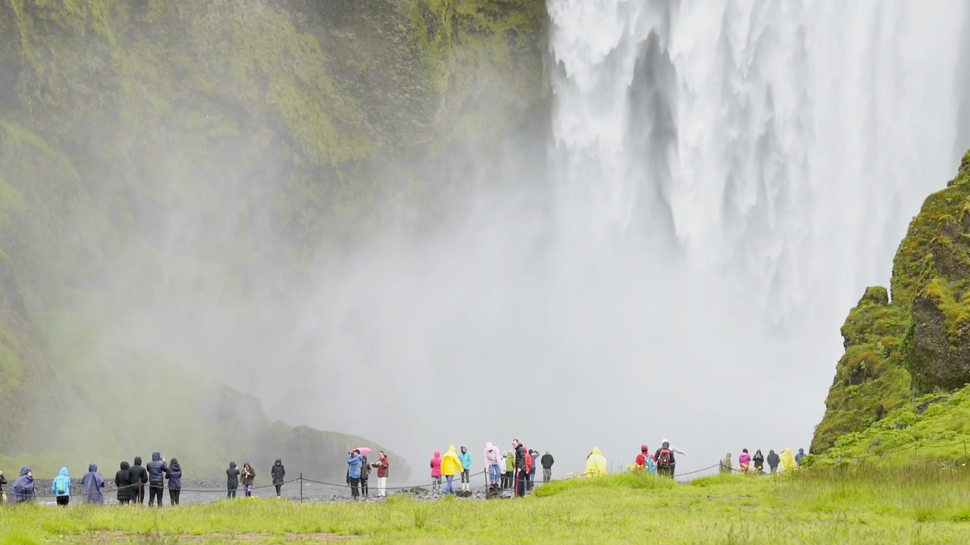 Crowded waterfall / tourists